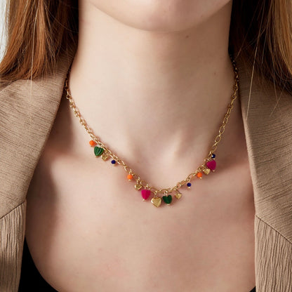 goudkleurige bedelketting met verschillende gekleurde hartjes