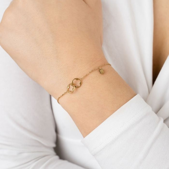 Goudkleurige klavertjes armband van stainless steel om pols