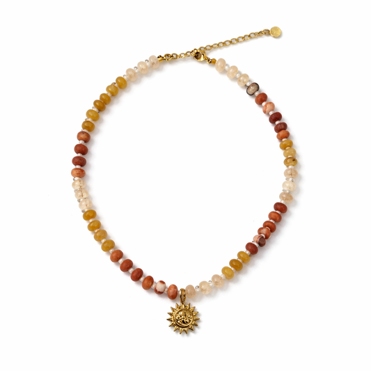 Trendy kralen ketting met zon bedel en warme kleuren kralen